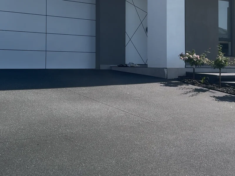 Spray-on resin driveway — project by The Epoxy Muncherz